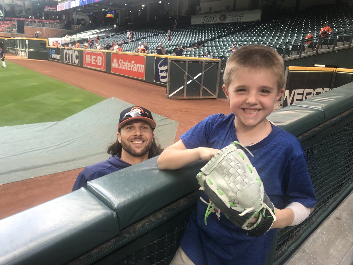 ⁦<a href="/ATTSportsNetSW/">SpaceCitySN</a>⁩ jake always great with kids!! #attsportsnetsw