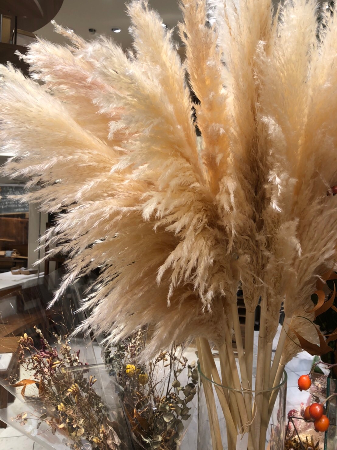 サトウ花店 こんにちは ルクアイーレ1階のチュートムです だんだんと朝晩は秋らしくなってきましたね 今大人気のパンパスグラスを多く入荷しております 相性のいいドライのお花もあるので 迷った時はスタッフまで サトウ花店 花のある暮らし サトウ花店 こんにちは ルクアイーレ1階のチュートムです だんだんと朝晩は秋らしくなってきましたね 今大人気のパンパスグラスを多く入荷しております 相性のいいドライのお花もあるので 迷った時はスタッフまで サトウ花店 花のある暮らし