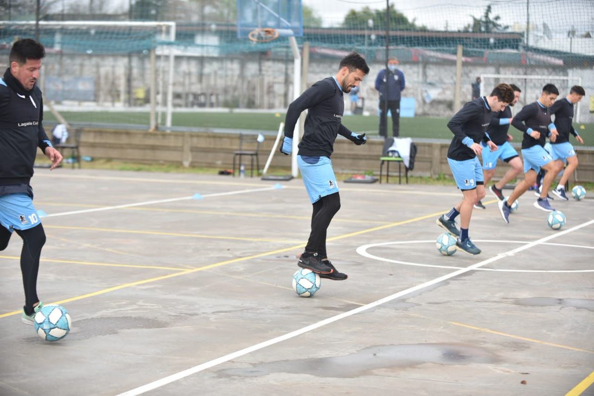 VavelTemperley's tweet photo. #Temperley | 📝 "El plantel regresó a los entrenamientos"

[LA NOTA] ➡️ https://t.co/HW4939Ug1U por @agus_oyene https://t.co/9h8xjqtLqd