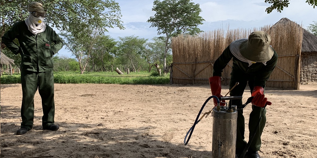 SyngentaMalaria's tweet photo. Protecting IRS spray teams only starts with the correct PPE. Other measures such as reducing team sizes and bringing COVID-19 safety recommendations into the field are also vital. Hear what @ZinyengereDr recommends to help keep teams safe: https://t.co/hUd1bZgsIS  
#CombatMalaria https://t.co/4aj5jkgYp1