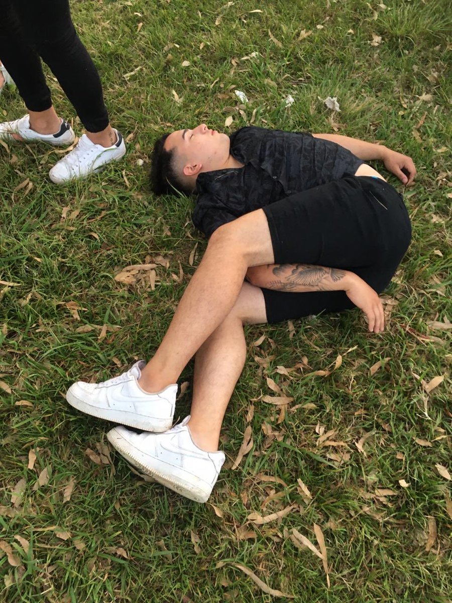 -Nose porque mierda me duele tanto la espalda.
.
.
-yo durmiendo a la noche