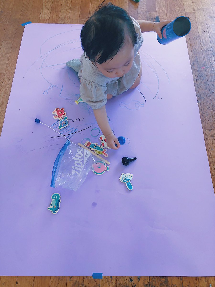 Chinpan ハンズで買ったb品のカラー模造紙にベビークレヨンで落書きしたり フライングタイガーの釣りのおもちゃで釣りチルしたり なお 買ったばかりのベビークレヨン3色もう神隠し どんなに探しても見つからないいいい