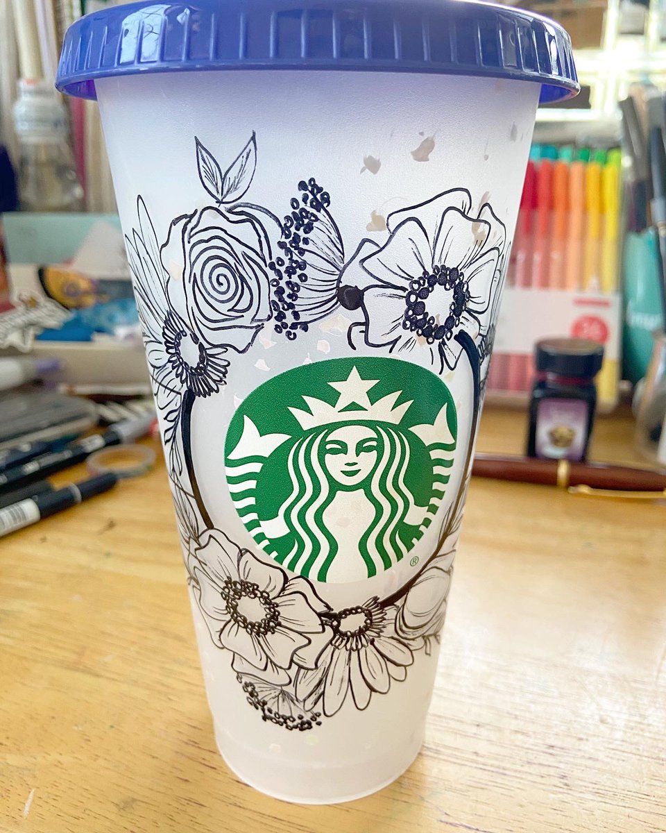 CreativLEI's tweet photo. After months of “whose cup is this?” with my children who all have their own #confetticup, I finally personalized mine. Ah, much better. #sharpieart #starbuckscup #lefty #lefthanded #momscup @Sharpie @Starbucks https://t.co/cbceJvfsfp