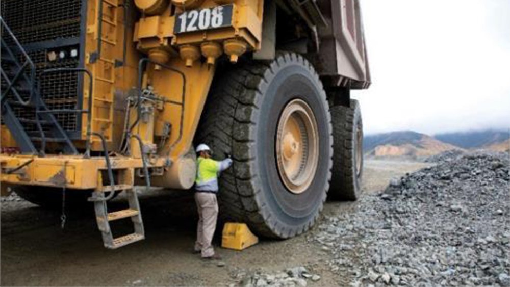 Bridgestone_JPN's tweet photo. #ブリヂストン は建設・鉱山車両用タイヤを通して、過酷な現場の一つである鉱山の生産性向上に貢献します!
現場ごとに異なるオペ��ーションに合わせて、向上させたいタイヤの性能を選択できる「Bridgestone #MASTERCORE(マスターコア)」とは?
▼詳しくはコチラ
https://t.co/NAAf0uw21Y https://t.co/Y2ZBbAiMNN