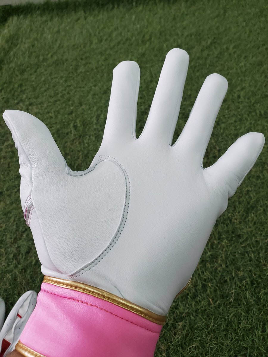 sposakubaseball's tweet photo. スポサク堺店竹島です😄
さてさて、今日はミズノよりバッ手…
なんと、菊池モデルのモーションアークが入荷しました‼😍
モーションアークと言えばやはり素手感が強い手袋ですよね‼
どちらかと言えばアベレージヒッター向けにオススメ‼😆

#スポサク #ミズノ #ミズプロ #モーションアーク #菊池涼介 https://t.co/9MIrYZipCM