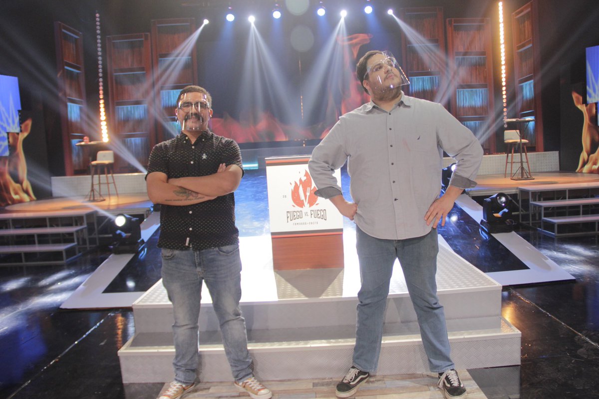 Solo faltan 10 minutos para terminar el reto y nuestros jurados <a href="/lonshox/">Alonso García</a> y @adrianmustaches  están listos para degustar los platillos de ambos equipos.🔥 #fuegovsfuegopa