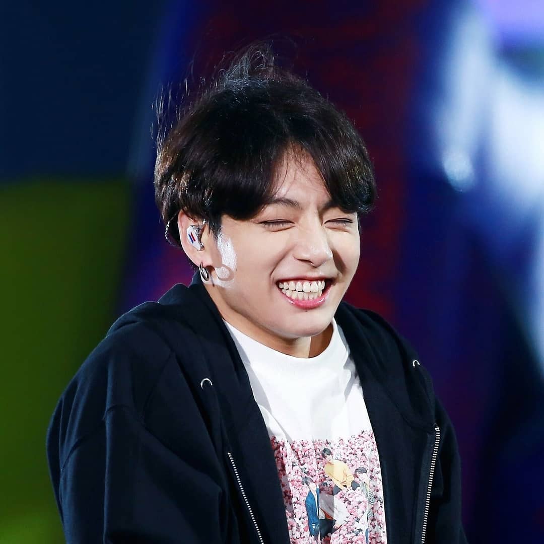 lvstayhj's tweet photo. Dato curioso:
Hay una persona hermosa, con ojos de bambi que reflejan una galaxia entera, una linda sonrisa de conejo, una voz angelical, un gran corazón. Millones de personas lo quieren, admiran y apoyan ya que saben que se merece lo mejor del mundo
Se llama Jungkook 
#꾸꾸데이 https://t.co/3ZR29m4kI7