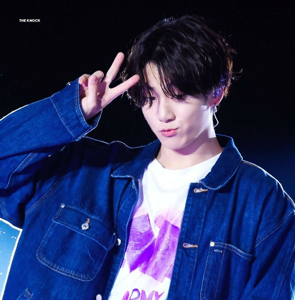 lvstayhj's tweet photo. Dato curioso:
Hay una persona hermosa, con ojos de bambi que reflejan una galaxia entera, una linda sonrisa de conejo, una voz angelical, un gran corazón. Millones de personas lo quieren, admiran y apoyan ya que saben que se merece lo mejor del mundo
Se llama Jungkook 
#꾸꾸데이 https://t.co/3ZR29m4kI7
