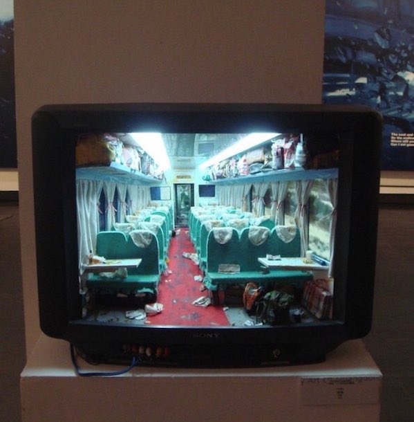 Телевизор в темноте. Телевизор philips ambilight 42. Телевизор раньше. Телевизор как он выглядит. Рубин 401 телевизор.