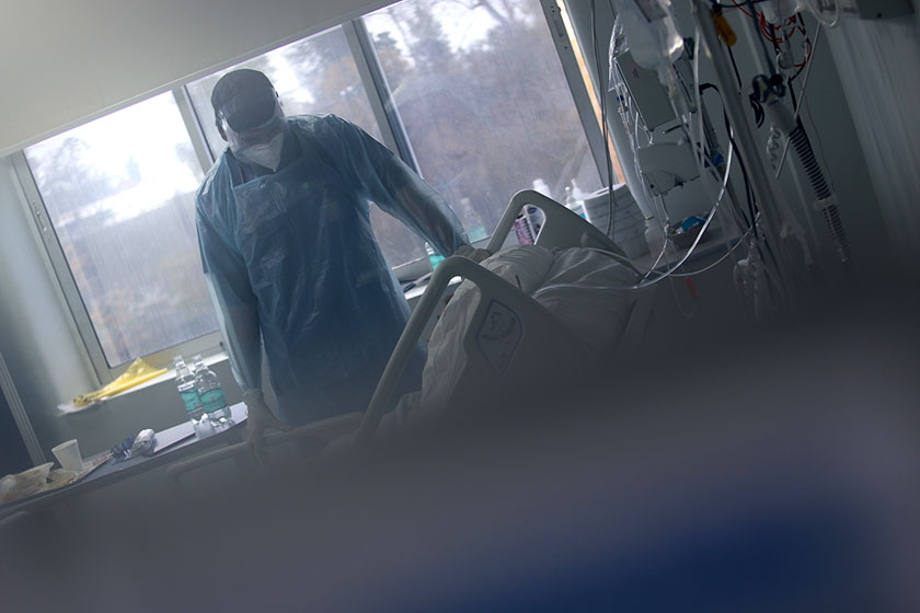 uchile's tweet photo. Estudio revela que más del 30 por ciento de trabajadores de la salud encuestados presenta síntomas depresivos, en el marco de la pandemia https://t.co/cI5sqym3bX https://t.co/70AVl8tTEV