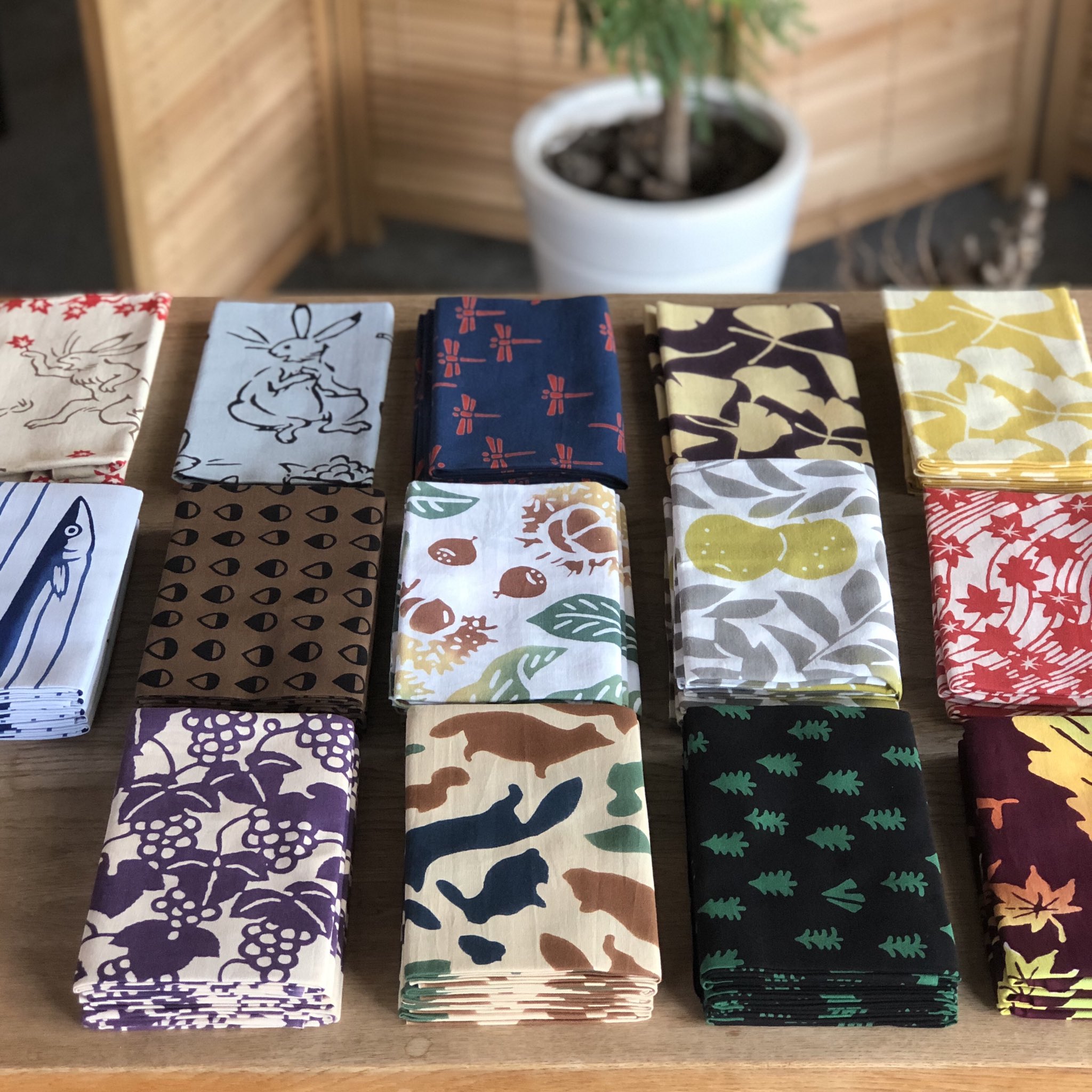 Wabisabiya たかのきんいち 今週も水曜日から日曜日まで元気に営業してます 手ぬぐいのかまわぬから いろいろ入荷です 秋柄 ハロウィン ディズニー 美味しい風呂敷の季節もの 自分は森の迷彩や森散歩がとても気になります 卓上カレンダーも入荷しました