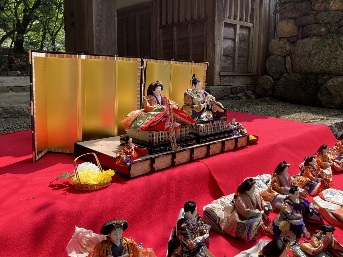 あさくら観光協会 公式 A Twitter 後の雛 秋月城跡 長屋門前の石段で雛人形の虫干しを兼ねて後の雛をやっています 重陽の節句に 長寿 の願いを込めて飾ります 本日限定午後3時まで 秋月 雛人形 朝倉市 福岡 あさくらいふ