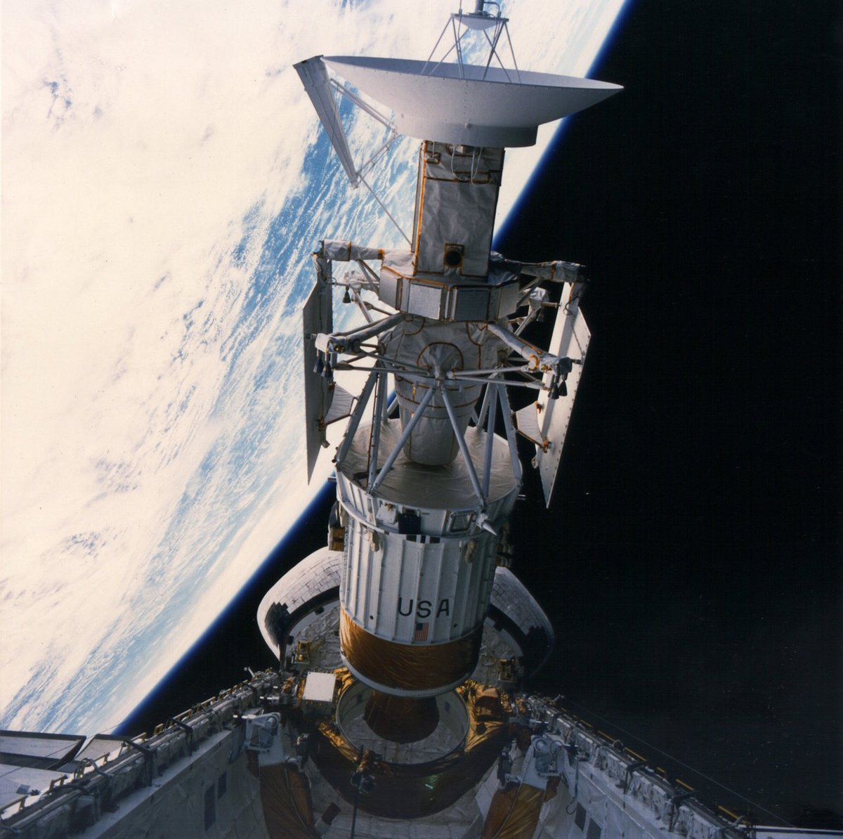 dotglen's tweet photo. #Spacetember 4th (late): Magellan, the Venus orbiter obtained a comprehensive, high-resolution topographical map of Venus. Its big dish, used both for radar mapping and communicating with Earth, was originally manufactured as a spare for the Voyager probes. https://t.co/PfVYa31D8h