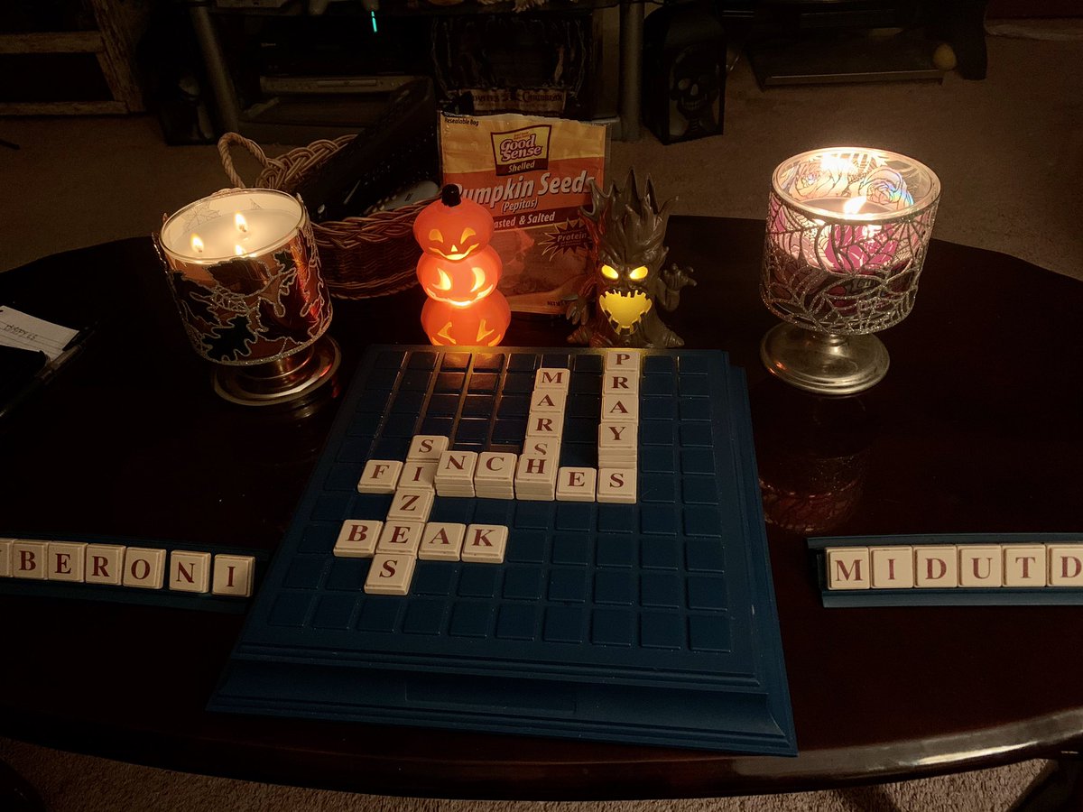 MelanieMoonlite's tweet image. Setting the spooky vibe 🎃🦇🎃
#Halloween #HappyHalloween #UpWords