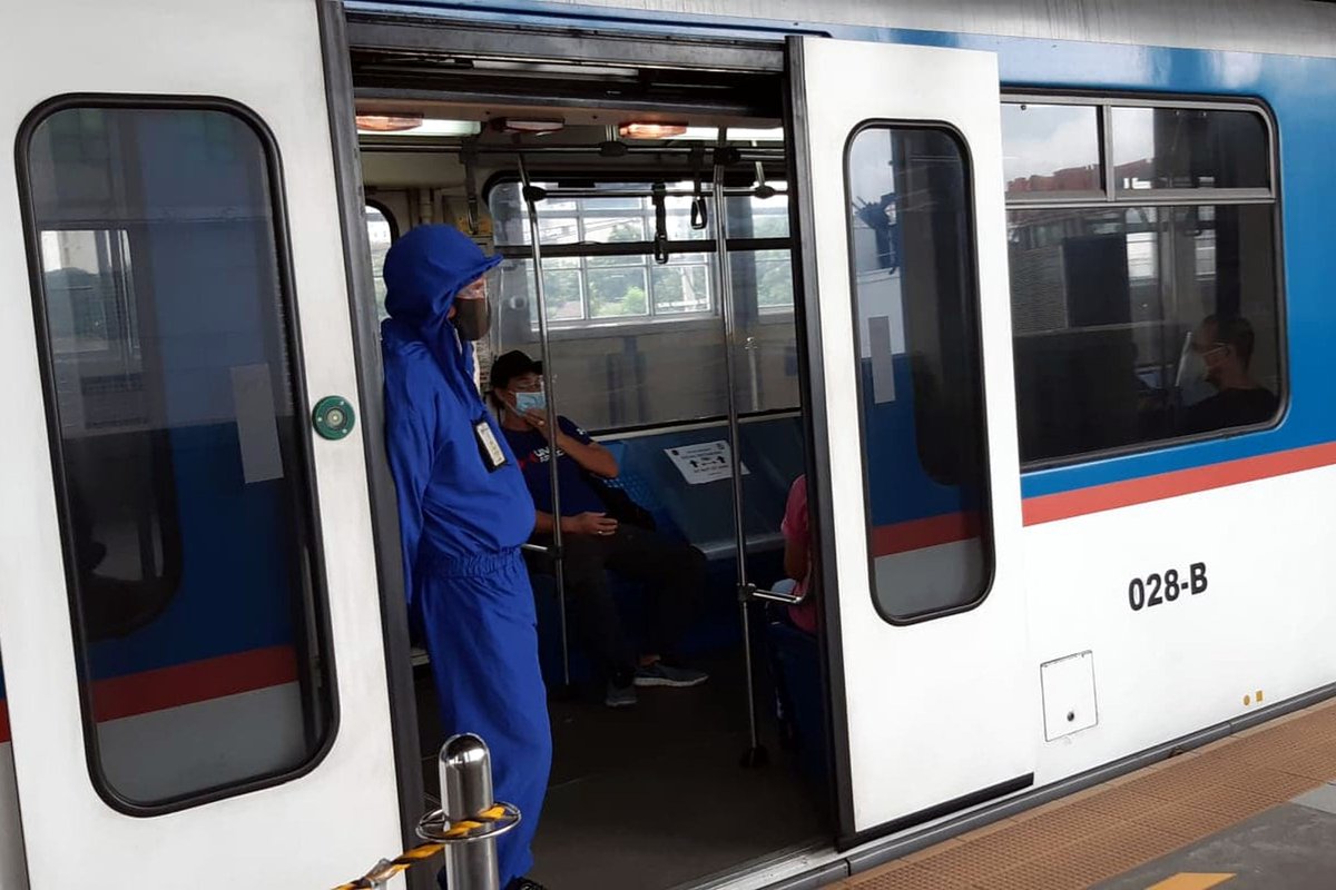 pnagovph's tweet photo. LOOK: A security guard wearing PPE waits for passengers to board at the doors of the MRT-3 at Quezon Avenue on Tuesday (Sept. 8, 2020). The #MRT management has deployed security personnel to ensure that health protocols are observed amid the coronavirus pandemic. | Jess Escaros https://t.co/Gf0A9nFpv3
