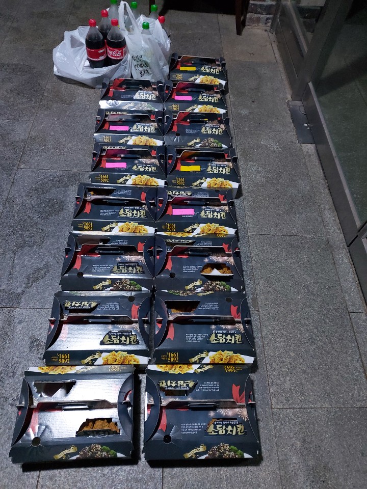 9월 5일 아띠나래 봉사회에서 아이들이 좋아하는 간식 치킨15마리, 음료 8개를 후원해주셨습니다.

친구나 가족과 함께 즐겁게 웃으며 식사나 간식을 먹는 모습이 많이 생각나고 그리워지는 생활을 보내고 있는 아이들에게 너무나도 행복한 간식타임이었습니다.

후원해주셔서 감사합니다.