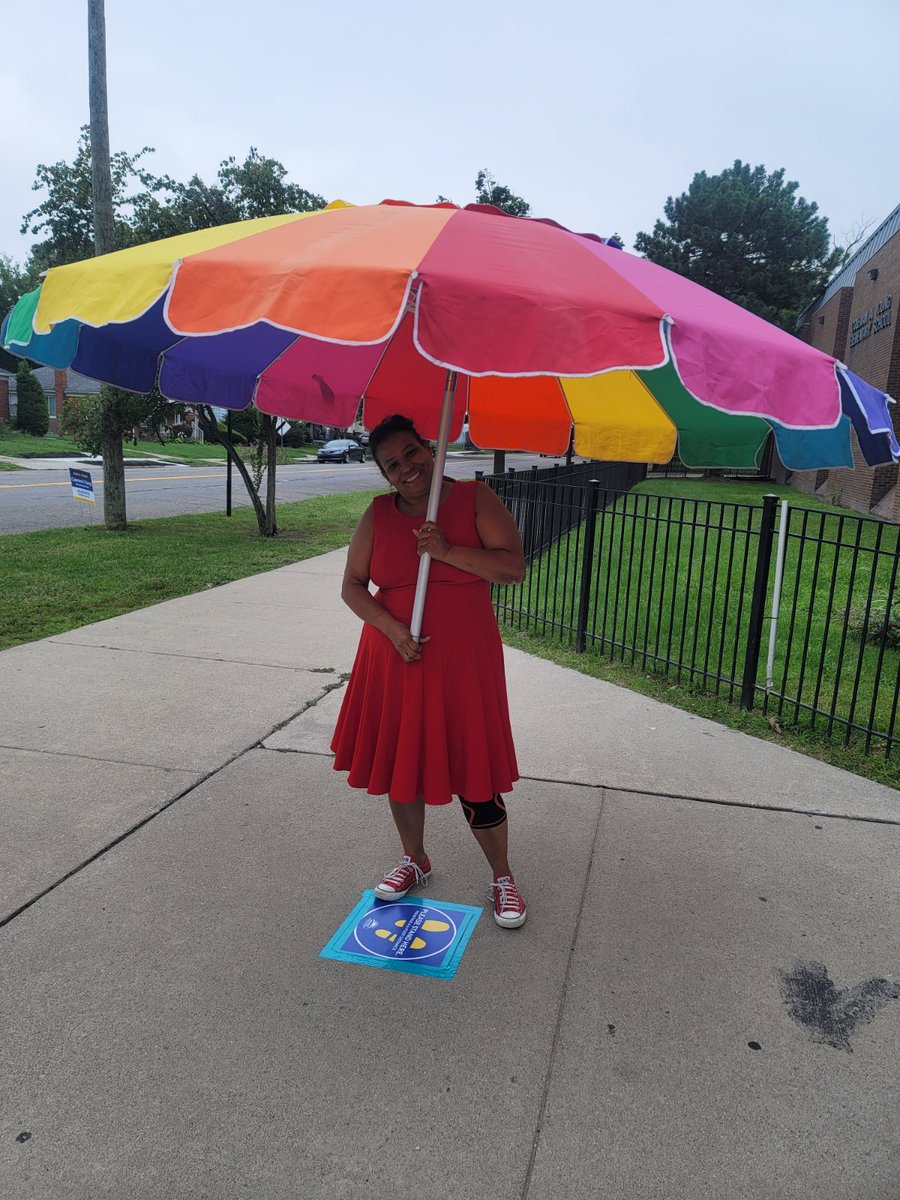 Melissa14112475's tweet photo. This is what we do to cover our students in pouring down rain at 8:30 in the morning!
Dedicated and sometimes unappreciated but guess what????
#Wejust❤️ourkids https://t.co/5qmTGlaATF
