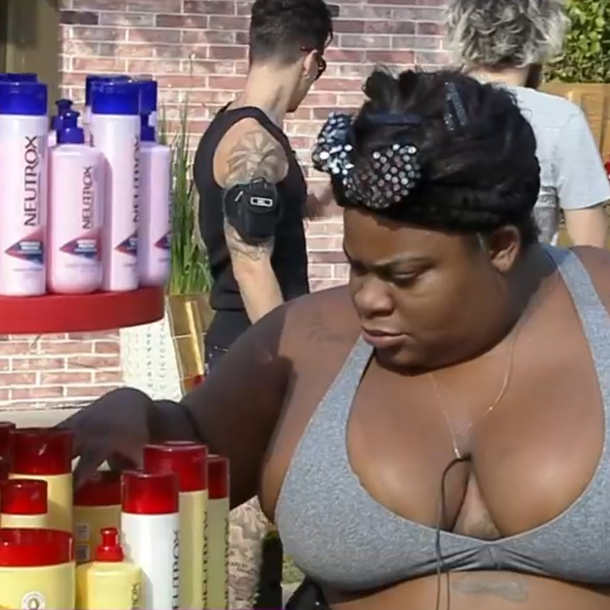 esquizopoc's tweet photo. Jojo escolhendo o Neutrox que vai acabar com o cabelo dela. #EstreiaAFazenda12 #SouJojo #AFazenda12 https://t.co/Rq6U0OAVal