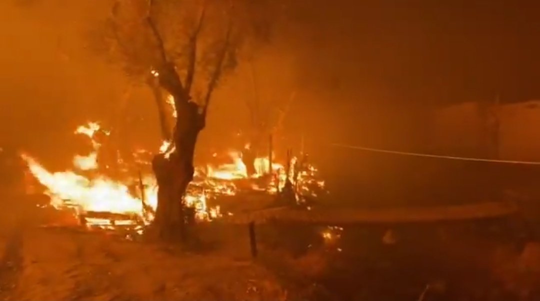 feminazida's tweet photo. El campo de personas refugiadas de Moria ya no existe. Mañana veremos lo que viene después de las cenizas. https://t.co/rXRjOXJ5CC