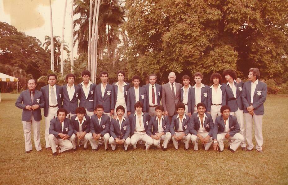 JaimeMu40159108's tweet photo. @Chepetiso @chutte0sv @Raulelmongo22 @Steve1T @FutbolRetroESA @LaSelecta_SLV @EF_Lugo @rodro77 @Soccerwriter @usasupersoccer La delegacion completa en casa Presidencial de Trinidad y Tobago. Aqui con el presidente de FIFA, en esos años, Joao Havelange https://t.co/eFl9GTHNMQ