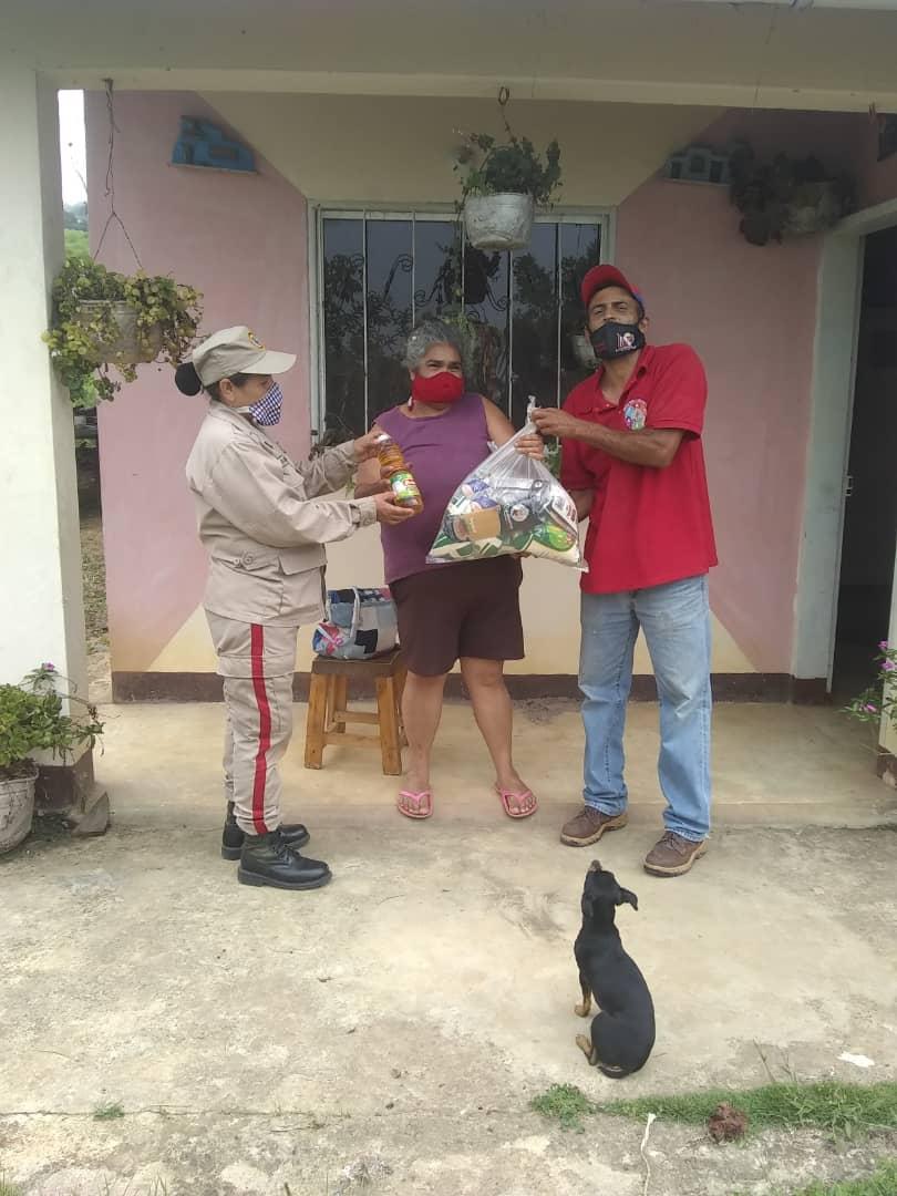 yuberlinn1391's tweet photo. #SomosCLAP |170 Familias del municipio #Michelena, recibieron sus bolsas de alimentos #CLAP #BocaDeMonte, como se ha venido garantizado constantemente ¡Alimentación segura para nuestro pueblo!
@NicolasMaduro
@FreddyBernal
@BermudezJoseA
@PSUVElyPernia
#VenezuelaBellaEnRevolución https://t.co/gBM10E9vND