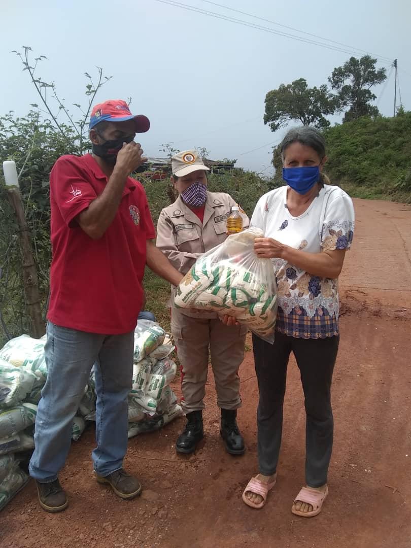 yuberlinn1391's tweet photo. #SomosCLAP |170 Familias del municipio #Michelena, recibieron sus bolsas de alimentos #CLAP #BocaDeMonte, como se ha venido garantizado constantemente ¡Alimentación segura para nuestro pueblo!
@NicolasMaduro
@FreddyBernal
@BermudezJoseA
@PSUVElyPernia
#VenezuelaBellaEnRevolución https://t.co/gBM10E9vND