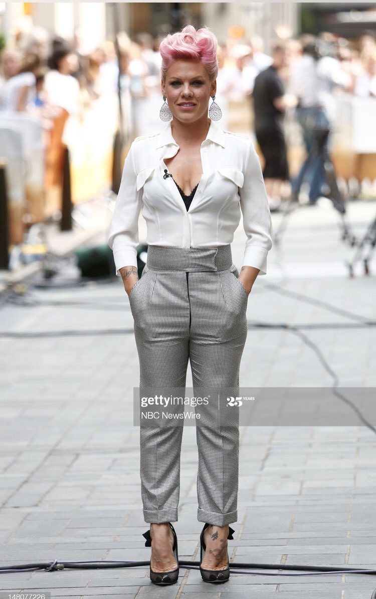 It's my fav,  @Pink 's 41st birthday! To celebrate:P!nk as chemistry textbooks, a thread. #ChemTwitter