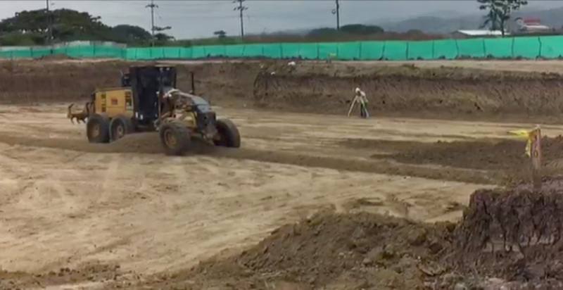 lahistoriaec's tweet photo. Las promesas se las lleva el viento. Tanto Correa como Moreno prometieron un hospital para #Pedernales, epicentro del terremoto 2016. Pero hoy en día solo hay un terreno aplanado, un proceso por delincuencia organizada y una disputa legal entre @ObrasPublicasEc y una aseguradora. https://t.co/i2Vm6cAMG2