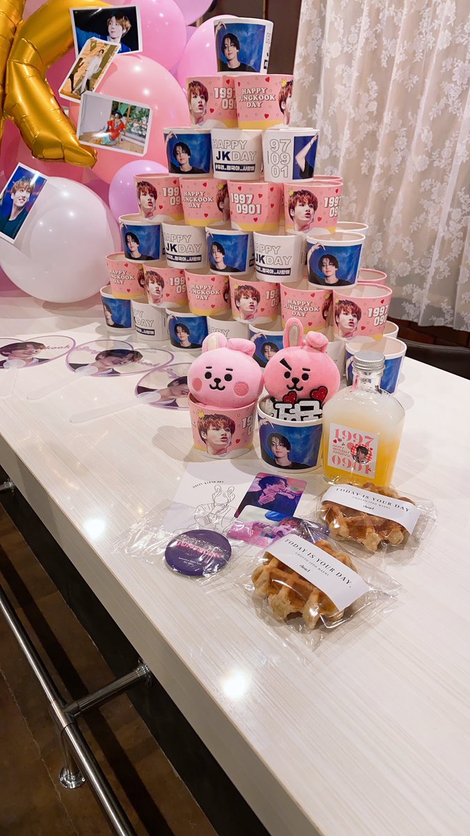 MitliebeJ's tweet photo. 予約をして、安全に頂けました💜
@choact1 
@GOLDENBABY_97 
@GOLDENBABY_JP 
セットを買って、先着特典の缶バッジも頂きました🐰
店内も色んなグクが居て、写真撮りまくる📸
ドリンクがお洒落な瓶だったので、一輪挿しにでもしようかしら✨ https://t.co/yV2waZZ4hF