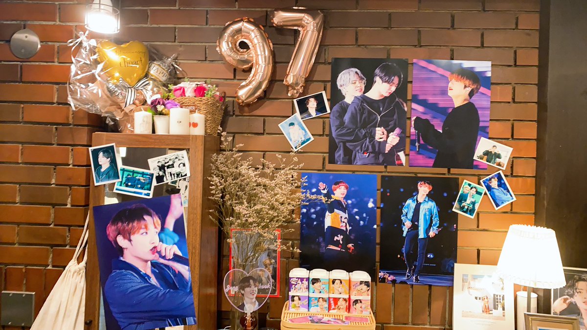 MitliebeJ's tweet photo. 予約をして、安全に頂けました💜
@choact1 
@GOLDENBABY_97 
@GOLDENBABY_JP 
セットを買って、先着特典の缶バッジも頂きました🐰
店内も色んなグクが居て、写真撮りまくる📸
ドリンクがお洒落な瓶だったので、一輪挿しにでもしようかしら✨ https://t.co/yV2waZZ4hF
