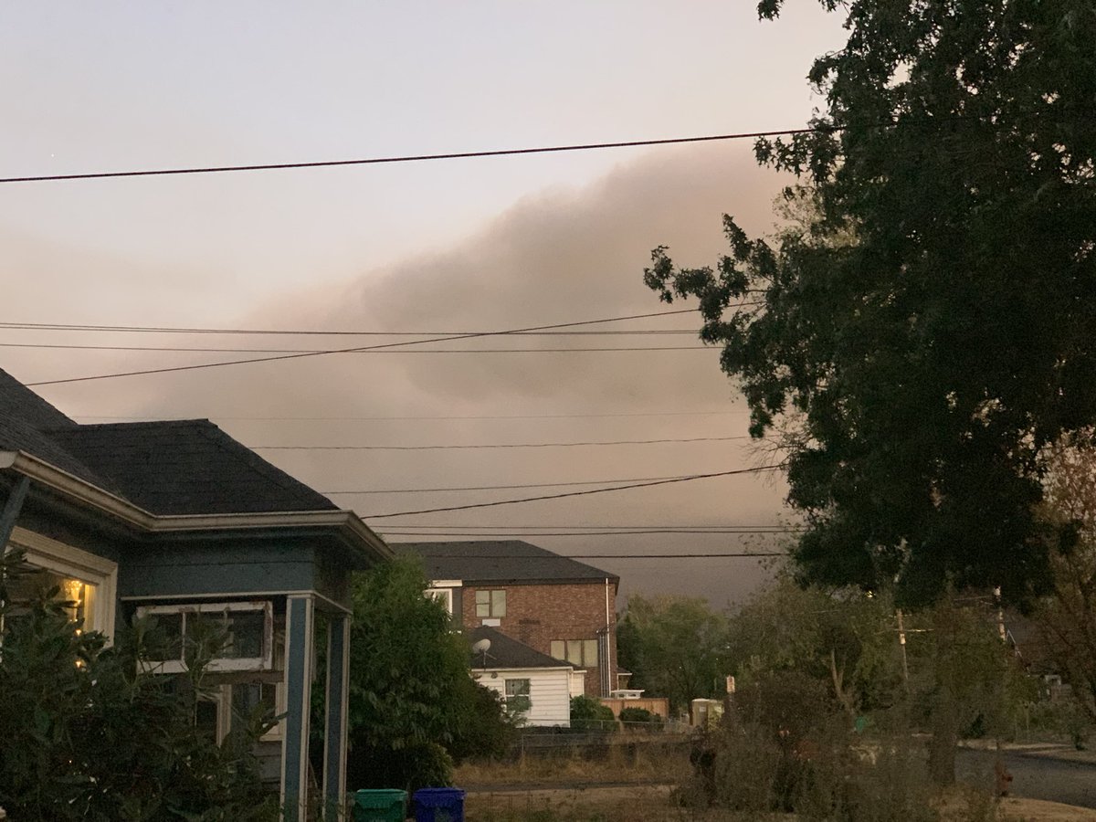 pfrazier's tweet photo. Is there a big fire to the south of Portland? Looks like smoke from NoPo.
#OregonFires #ORweather
#PDX https://t.co/WdFYC9PUEw