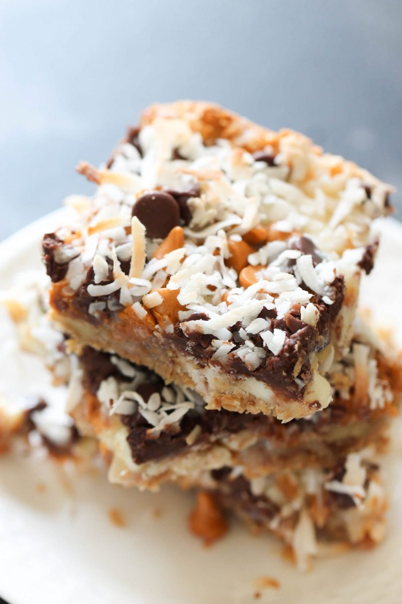 SixSistersStuff's tweet photo. These Seven Layer Magic Cookie Bars are loaded with 3 kinds of chocolate chips, coconut, sweetened condensed milk, and nuts all on top of a graham cracker crust.
https://t.co/uRAmjmE71V
#sixsistersstuff #7layercookie #magiccookie #bestcookies #dessertbars https://t.co/hmCEvbK8IZ