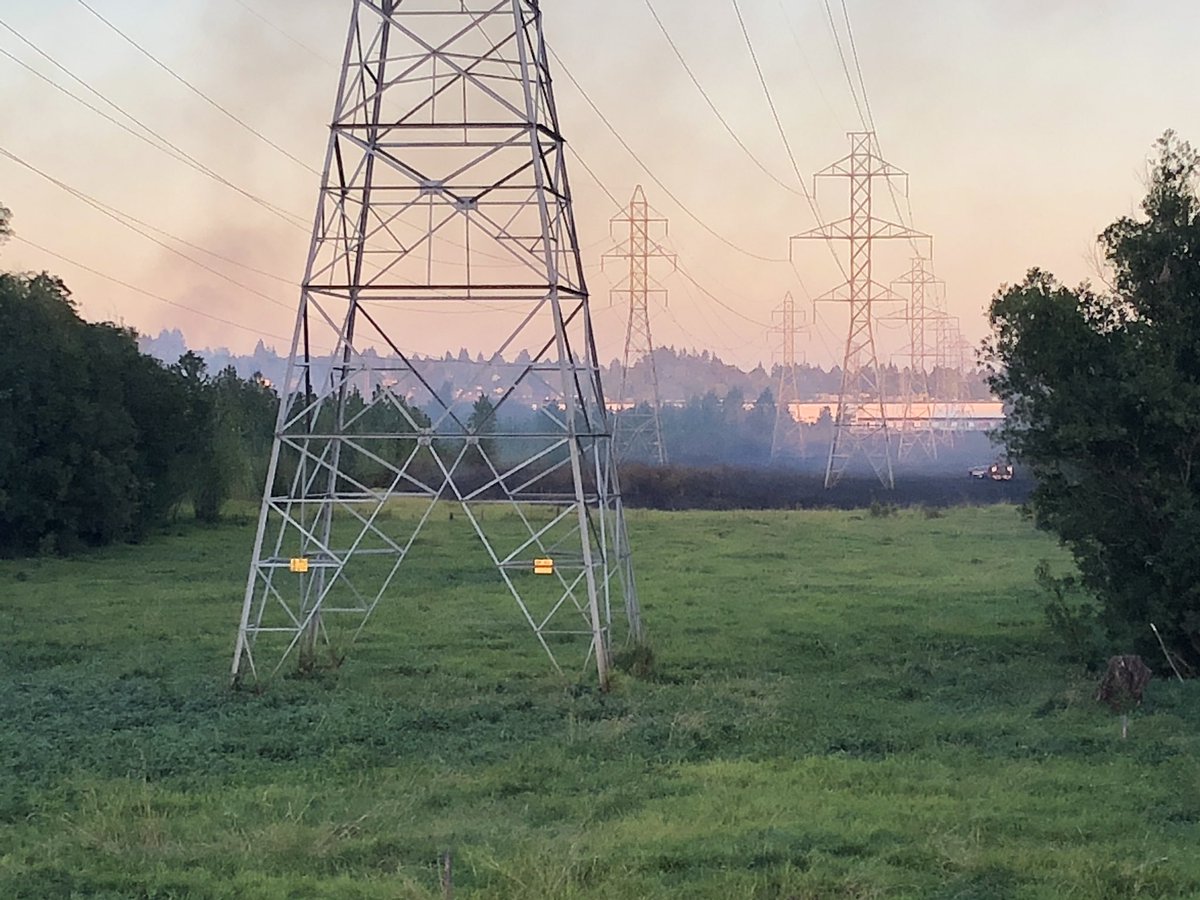 MrFechter's tweet photo. Forever thankful for @CCFD6 and @waDNR_fire for your efforts in Fruit Valley today. Views from the last hot spot near Lower River Rd. and the business lot directly behind our school and neighborhood. #smallschoolbigheart #FirstResponders https://t.co/tsgBVuDPjx