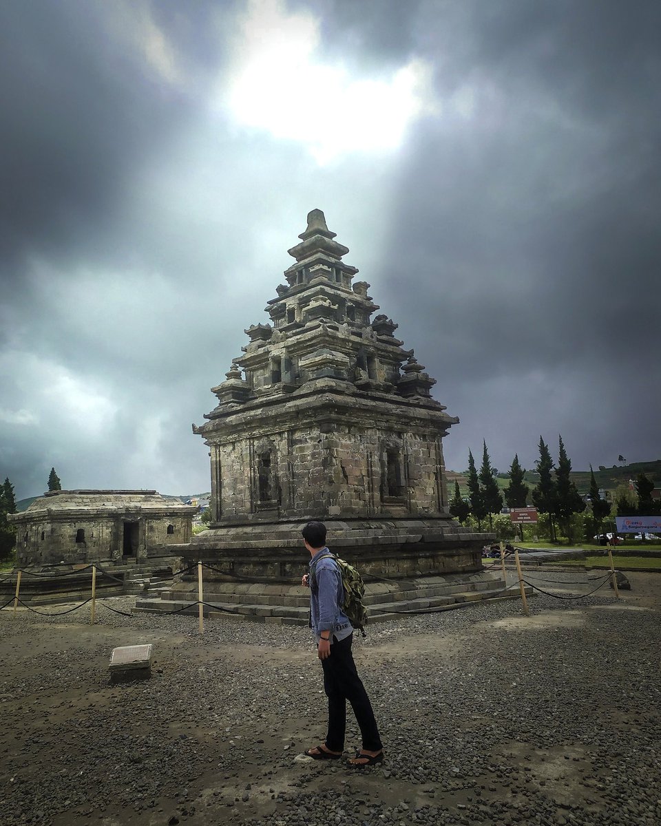 indramujono's tweet photo. Cahaya illahi yang mencerahkan diantara gelap, uwuw ga sih haha
.
Lokasi : Kompleks Candi Arjuna, Dieng Kulon, Batur, Jawa Tengah https://t.co/YuuSTBuyV2