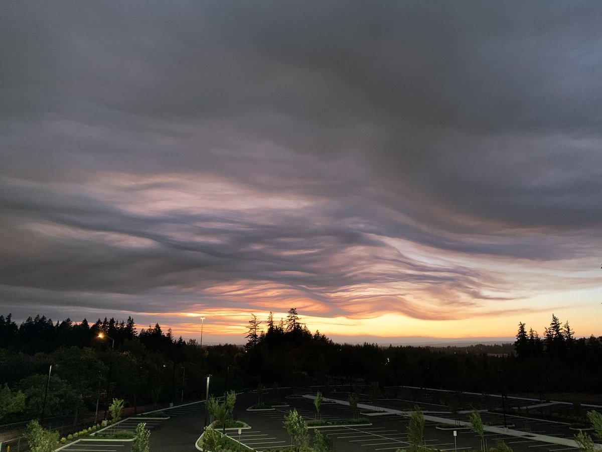 SoddenJohn's tweet photo. @WashCoScanner 
#sunset transit center looking west a few minutes ago https://t.co/s1HbXJp1Nw