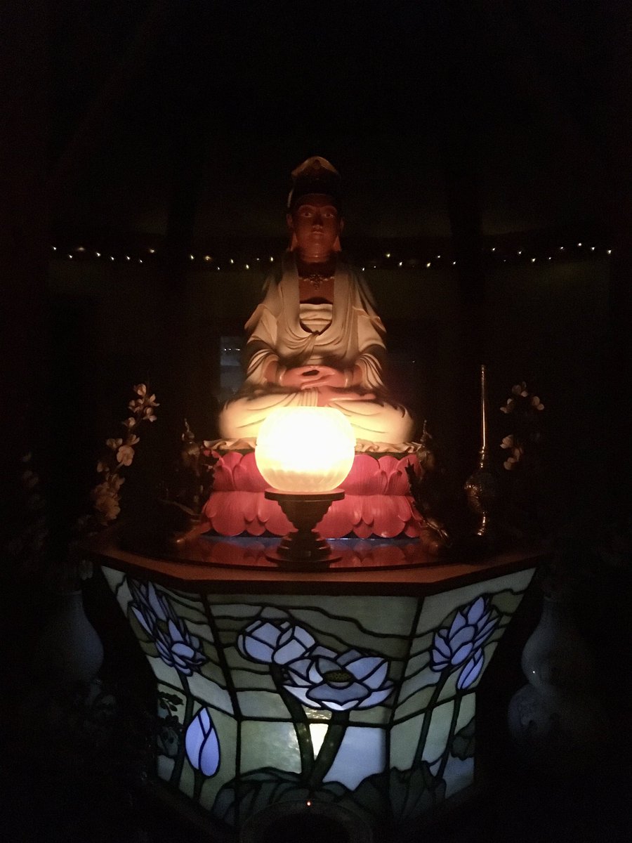 Peace upon the pillow:
Makura Om,
Makura Om
Makura Om...

May all beings be at peace.