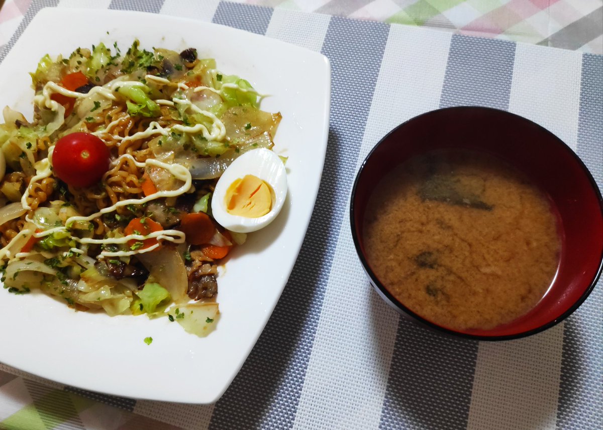 muniel_kun's tweet image. 今日の在宅ランチは焼きそば😋
サリ麺を別に茹でている途中に油と野菜も入れて湯通し。湯切りして肉焼いてるフライパン入れてソースと和える。野菜シャキシャキで結構良かった😁
#焼きそば
#在宅ワーク