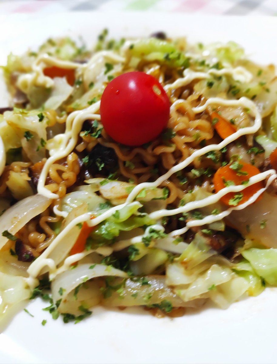 muniel_kun's tweet image. 今日の在宅ランチは焼きそば😋
サリ麺を別に茹でている途中に油と野菜も入れて湯通し。湯切りして肉焼いてるフライパン入れてソースと和える。野菜シャキシャキで結構良かった😁
#焼きそば
#在宅ワーク