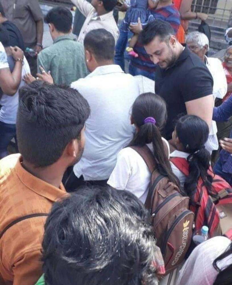 Darshanfans171's tweet photo. 1 Of The Cutest Pic Of BOSS Talking To Kids 😍
Jai Thoogudeepa 
@dasadarshan https://t.co/1S5XyAH3o7