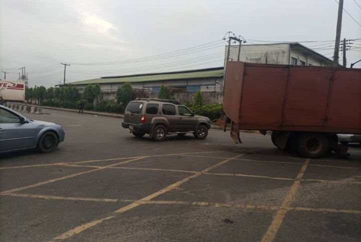 followlastma's tweet photo. [7:18AM] #Breakdown #AkiloRd #CocoaJnctn #Ogba
There is a broken down Truck at Cocoa Jnctn on Akilo Rd INW Mobil Ashade. 

It is further adding to the traffic on ground. Effort is being made to get it off the road.
@Gidi_Traffic @TrafficChiefNG @trafficbutter 
#FollowLASTMA https://t.co/r4jP6kC8ON