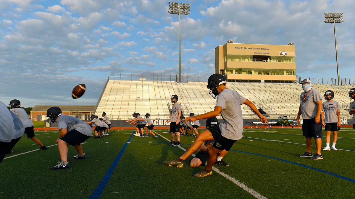 lorenziniphotog's tweet photo. Flower Mound freshman football photos from 9/8/20 practice are posted: https://t.co/DxNRTti9dR https://t.co/wEvUkvDPyE