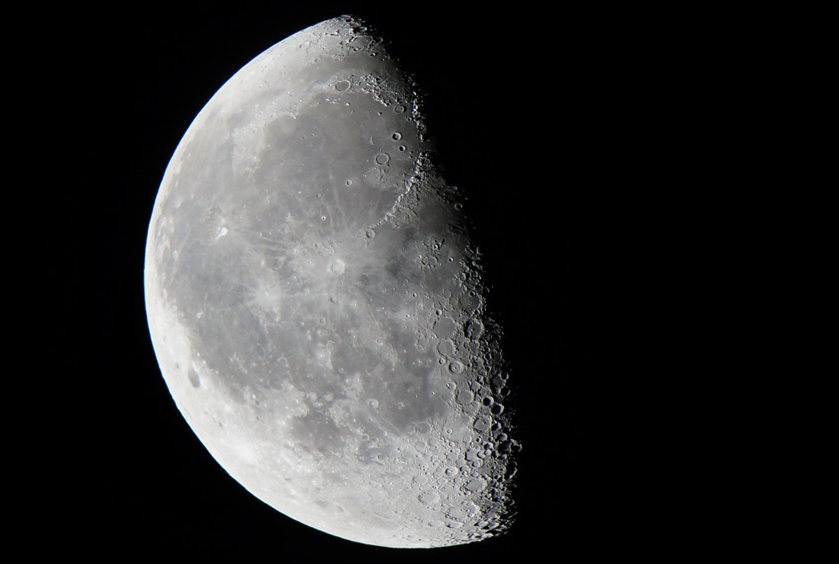 Schöner Mond gerade eben. An der Tag-Nacht-Grenze, dem sog. Terminator, zeichnen sich viele Krater durch markanten Schattenwurf deutlich ab. Oben das fast kreisrunde Mare Imbrium mit den Mond-Apenninen, dem nächtigsten Gebirge auf dem Mond.