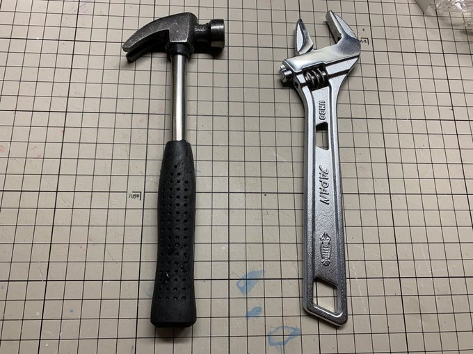 ハンマーとレンチって殴られたらどっちの方が痛いんだろうか 