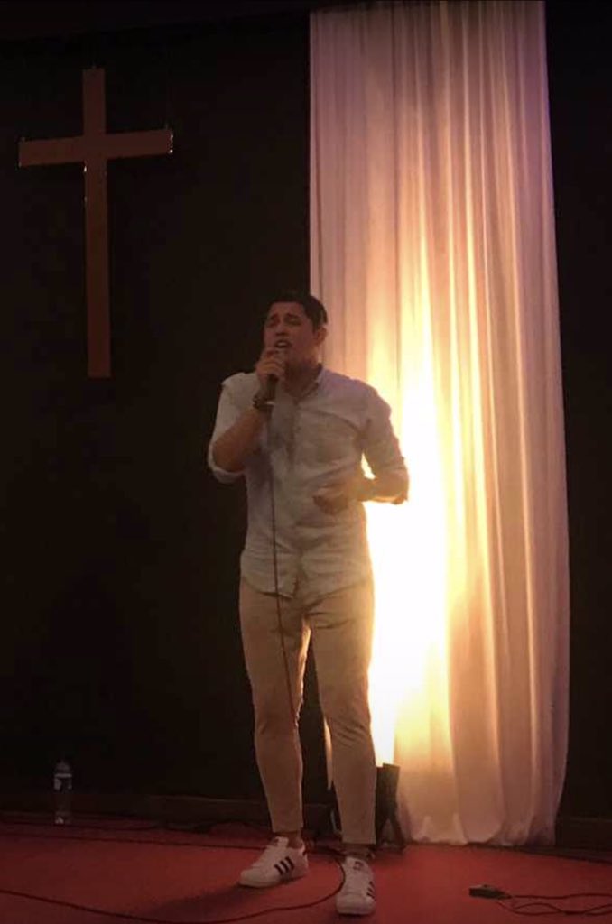 JudithRoys's tweet photo. Así, así lo conocí un febrero de 2017, en la iglesia Centro Bíblico Internacional donde fielmente entregó su vida a Dios desde muy joven, un hombre con un talento maravilloso, apasionado por el servicio al Señor, solo me bastó escucharlo para saber que me enamoraría perdidamente https://t.co/o1an3MEkiJ