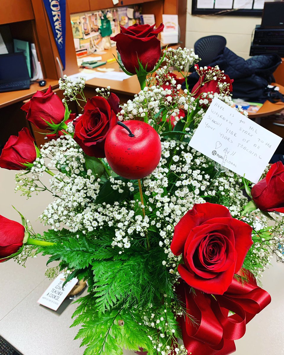 Mr. Kellogg’s annual tradition of #NKC1stDay roses brings me joy! It was a good day to have a very good day! 🌹🎹❤️🎹🌹