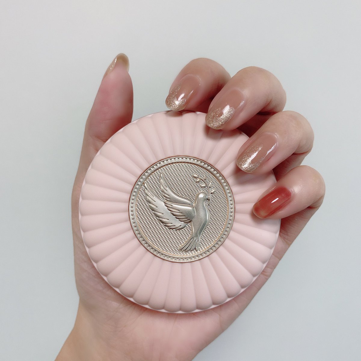 くろねこ 久しぶりにパケ買いの衝動が走ったポール ジョーのコンパクトケース マットピンクにゴールドの鳥さん 好みすぎた 新調したプードルがピッタリはまるので買うしかなかった しかも ふかふかタイプのパフが入りますから 入らないだろうと思って