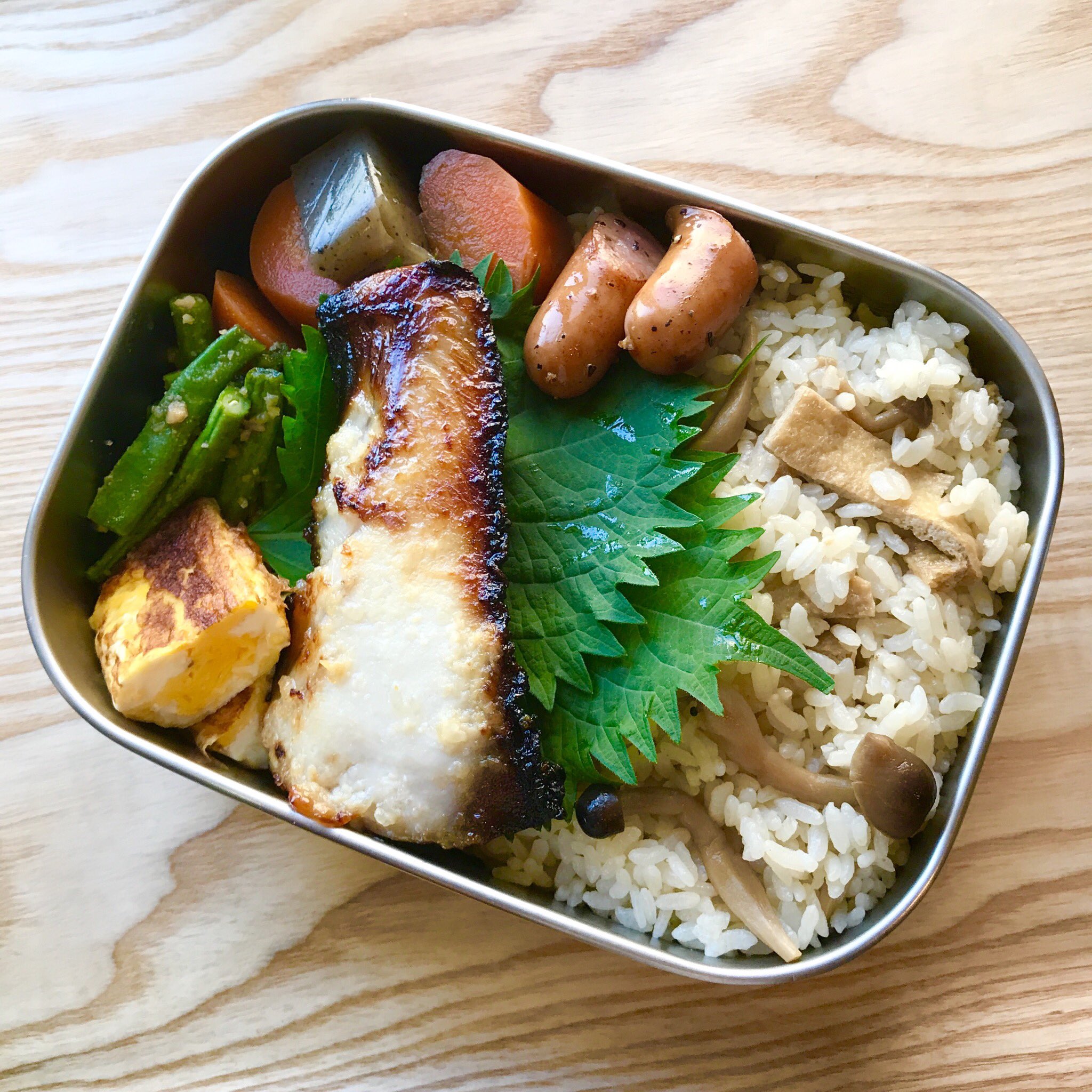 キューライス 今日のお弁当 ブリの塩麹漬け焼き 人参とこんにゃくの煮物 いんげんのピーナッツ和え 卵焼き ウインナー 油揚げとしめじの混ぜご飯 T Co Tioklf1ab5 Twitter