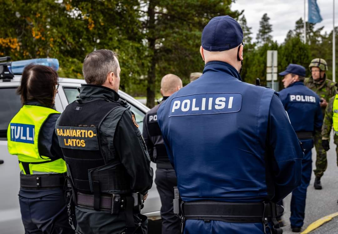 PorinPR's tweet photo. Moniviranomaisyhteistyö on yksi paikallispuolustusharjoitusten keskeisistä teemoista.
Tänään yhteistyö on näkyvissä myös Kokkolan torilla. Olemme paikalla klo 13-17, tervetuloa!

#kokkola20 #karleby20 #paikallispuolustus #viranomaisyhteistyö #porp #maavoimat https://t.co/GpE2xsabxt