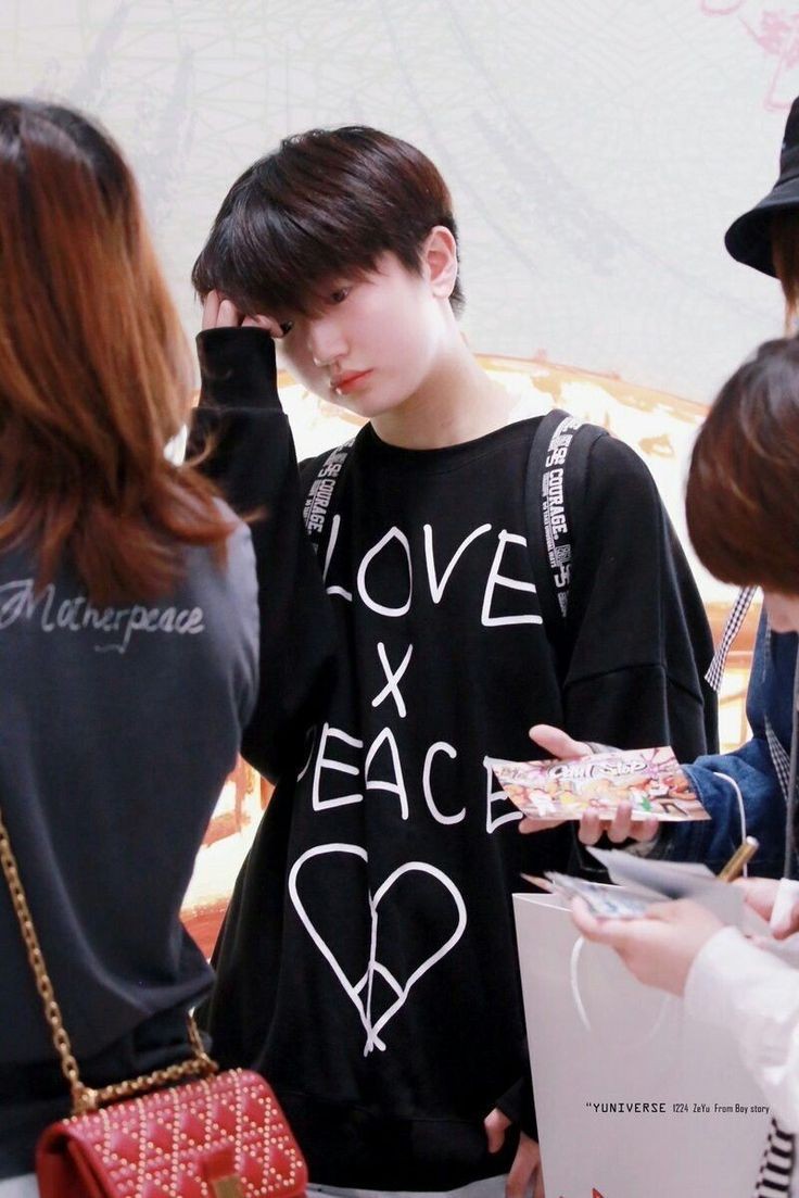 Septiembre 08;

Esta mañana salí con mis padres a comprar lo último que me faltaba para la escuela. 

—vía ig—