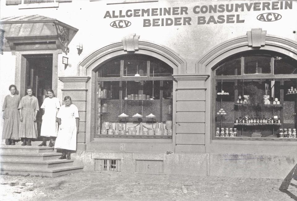 baslerstadtbuch's tweet photo. Am #Spalenberg 26 wurde heute vor 155 Jahren, am 9. September 1865, der erste Laden des Allgemeinen Consumvereins Basel, heute @coop_ch in Betrieb genommen. Der Tagesumsatz damals belief sich auf 146 Franken. https://t.co/rGrvjyNFar